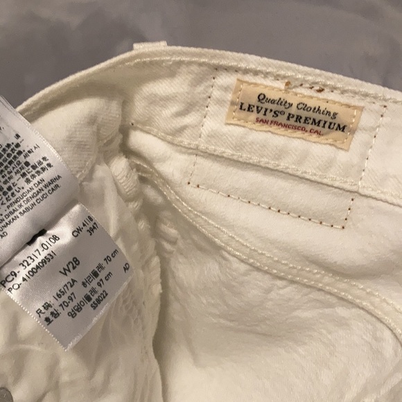 Levi’s Distressed, High Rise Short - Picture 8 of 8